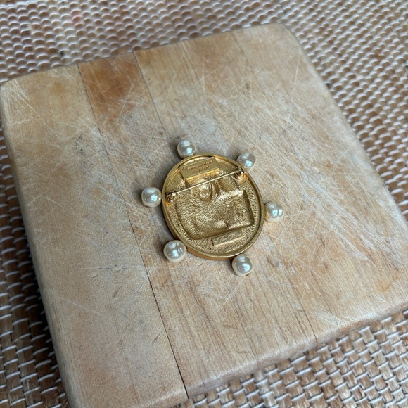 Vintage Ann Hand June 1997 Washington Opera  Winged Lion Gold Tone Pearl Brooch - Picture 6 of 9
